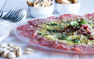 Carpaccio de ternera con pistachos y albahaca.