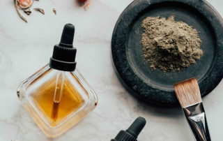 Un aceite esencial es un líquido aceitoso extraído normalmente de tejidos de plantas. Foto Mareefe/Pexels