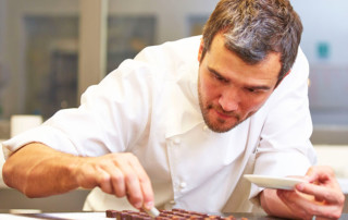Luis Robledo fue distinguido por sus colegas con el Premio al Mejor Chef Pastelero de América Latina.