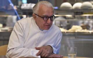 Retrato de Alain Ducasse con estrellas Michelin