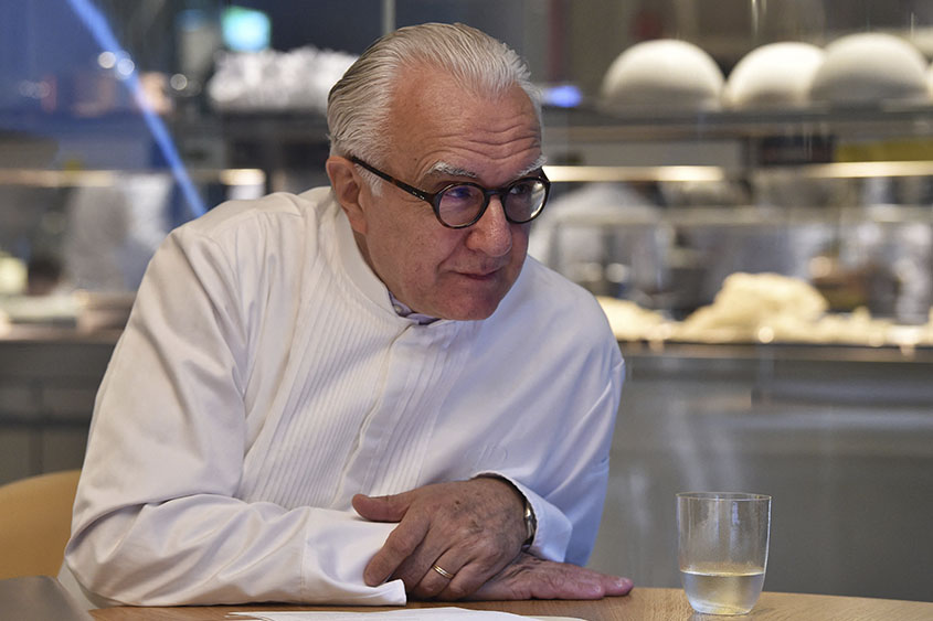 Retrato de Alain Ducasse con estrellas Michelin