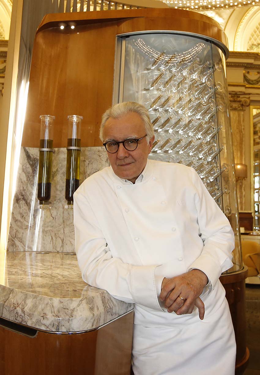 Chef Alain Ducasse inspirando a jóvenes cocineros