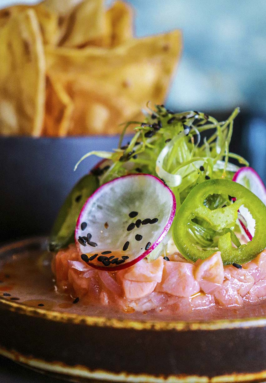 detalle de jugo de limón sobre ceviche