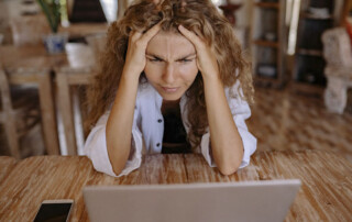 Si te sientes sobrepasado por el estrés, no dudes en buscar ayuda profesional