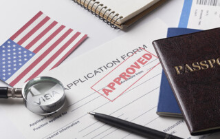 Familias latinas obteniendo la residencia americana