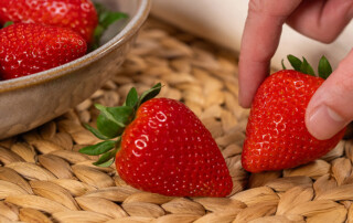 Fresas frescas cuidadosamente seleccionadas, listas para disfrutar en su punto óptimo de dulzura natural, representan una opción elegante, saludable y deliciosa dentro de una alimentación consciente y sofisticada.