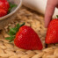Fresas frescas cuidadosamente seleccionadas, listas para disfrutar en su punto óptimo de dulzura natural, representan una opción elegante, saludable y deliciosa dentro de una alimentación consciente y sofisticada.