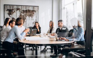 La nueva generación de family offices combina discreción, plataformas tecnológicas y asesoría especializada para transformar grandes patrimonios en legados organizados, resilientes y preparados para el futuro familiar.