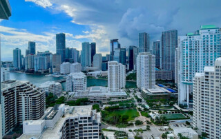 Una vista panorámica de Miami refleja el crecimiento de una ciudad donde lujo residencial, negocios internacionales y conectividad latinoamericana fortalecen el interés por invertir en propiedades estratégicas y modernas.