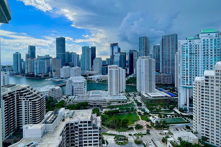 Una vista panorámica de Miami refleja el crecimiento de una ciudad donde lujo residencial, negocios internacionales y conectividad latinoamericana fortalecen el interés por invertir en propiedades estratégicas y modernas.