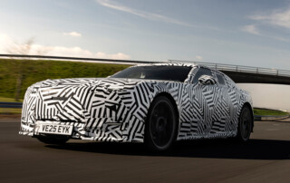 El nuevo Jaguar GT combina proporciones clásicas, capó largo y techo bajo con una visión eléctrica de alto desempeño, reafirmando la elegancia británica en el segmento premium contemporáneo.