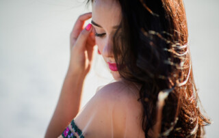 Un sombrero elegante y un protector solar capilar son aliados esenciales para mantener el cabello hidratado, brillante y protegido durante días de playa, piscina o actividades al aire libre.