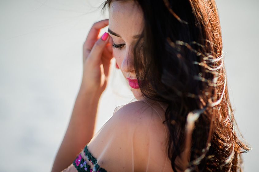 Un sombrero elegante y un protector solar capilar son aliados esenciales para mantener el cabello hidratado, brillante y protegido durante días de playa, piscina o actividades al aire libre.
