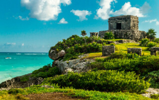 Las ruinas mayas de Tulum se elevan frente al Mar Caribe, en uno de los paisajes más emblemáticos, fotogénicos y fascinantes de la Riviera Maya.